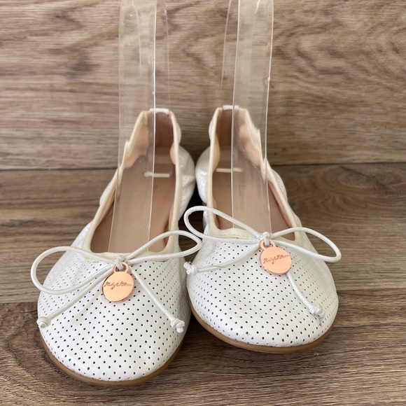 Ruby and Bloom size 3 in kids white flats. - Picture 3 of 4